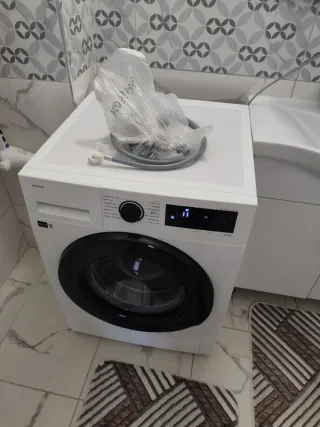 K****
