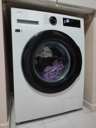 B****