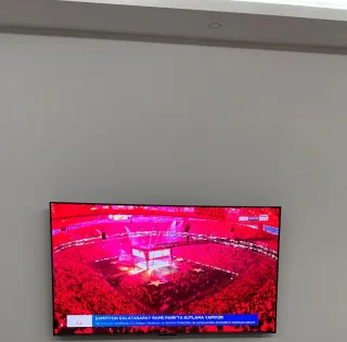 M****